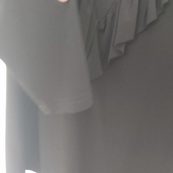 VICTORIA COLLECTION | Women's Ruffle Top Black Size Large - Picture 3 of 6